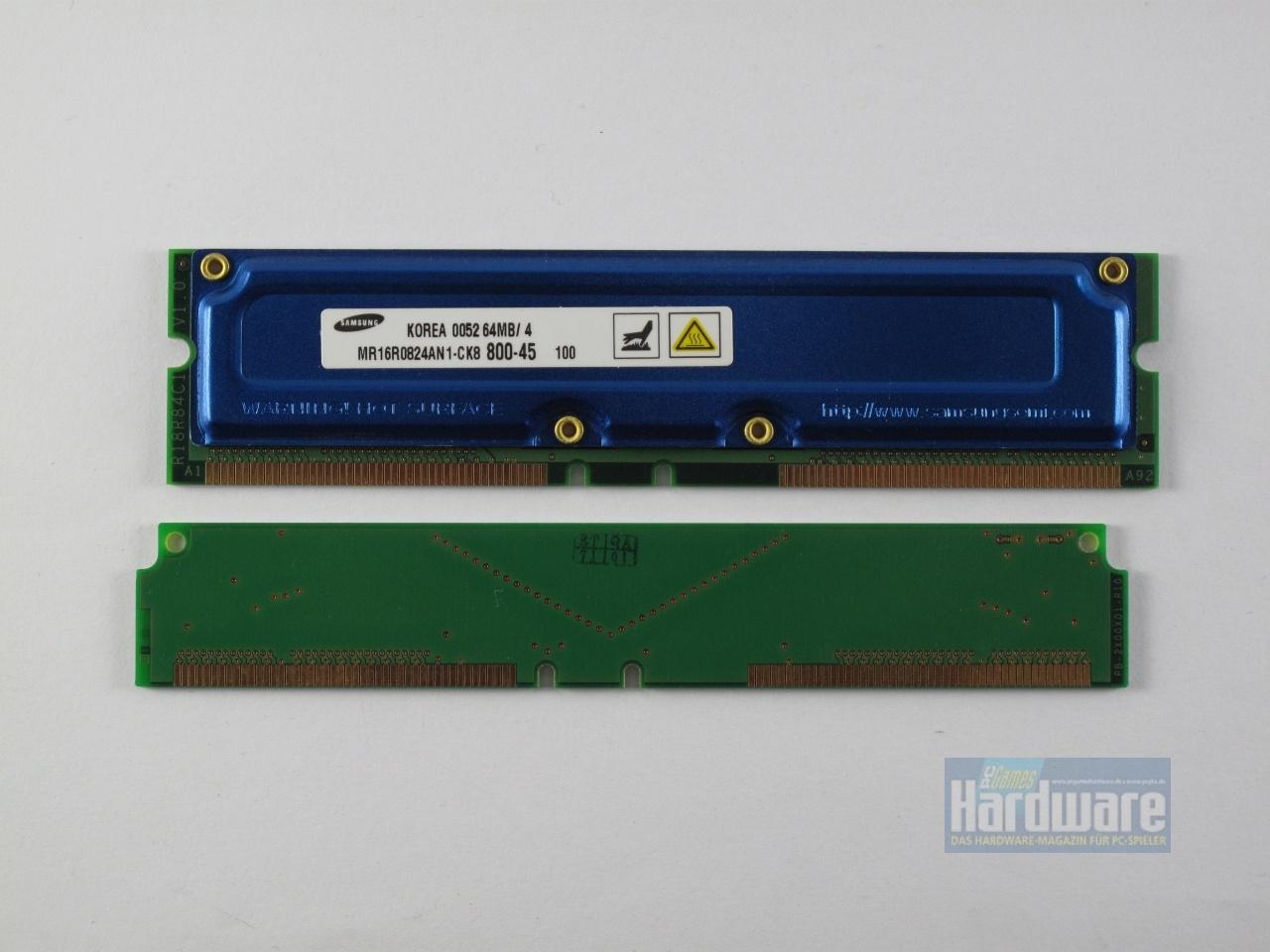 [20/05/2010] RAMBUS-RAM: Der Heatspreader der verschmäten Rambus-Module von 1999 ist legendär. Unten: Ein Terminator-Module ohne Chips und daher auch ohne Kühlung.