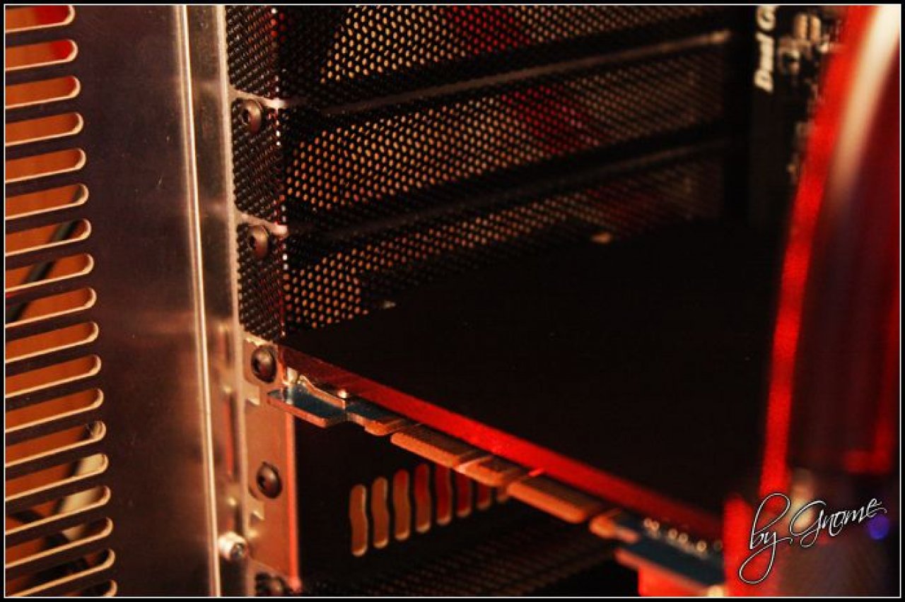 [16/05/2010] Black loves Red: Sehenswerte Wakü-Casemod - Update (30)