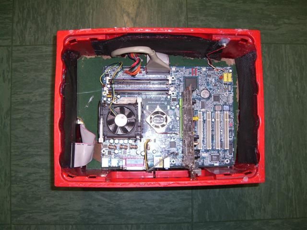 [09/05/2010] Modding-Doppelschlag: Wakü-Casemod in Schwarz-Rot und Retro-Bierkasten-PC (1)