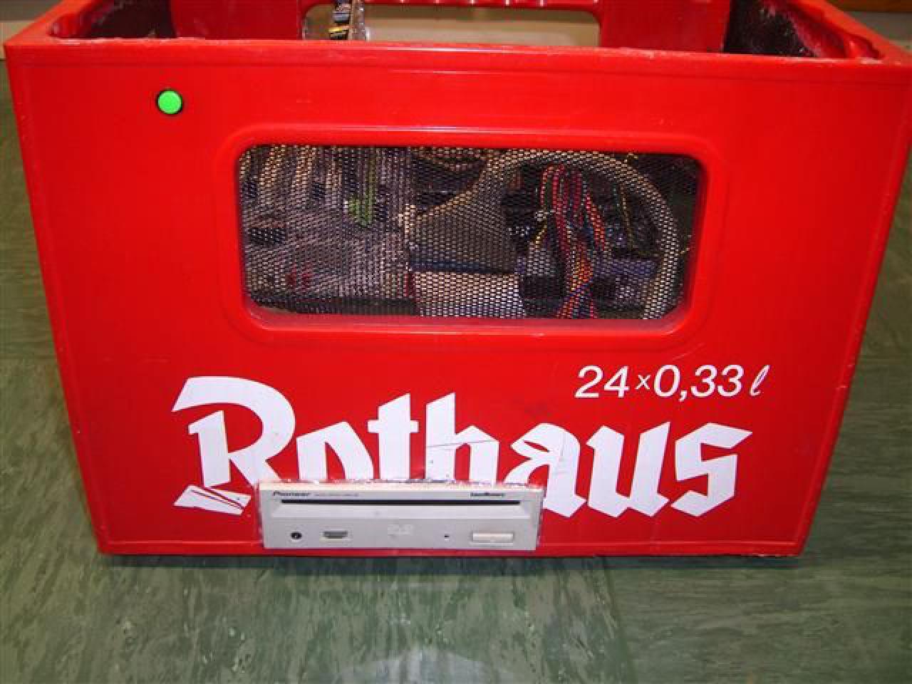 [09/05/2010] Modding-Doppelschlag: Wakü-Casemod in Schwarz-Rot und Retro-Bierkasten-PC (3)