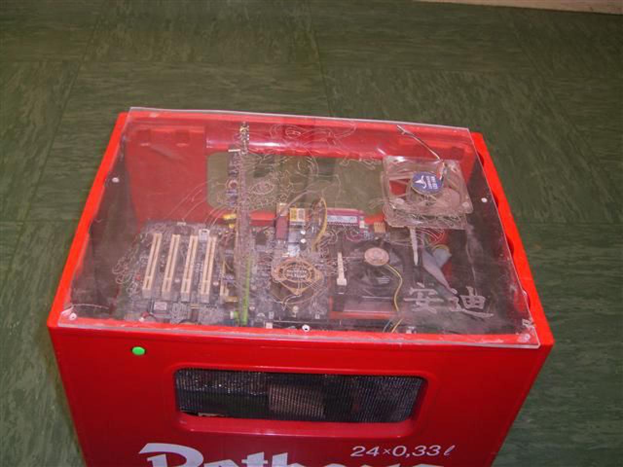 [09/05/2010] Modding-Doppelschlag: Wakü-Casemod in Schwarz-Rot und Retro-Bierkasten-PC (4)
