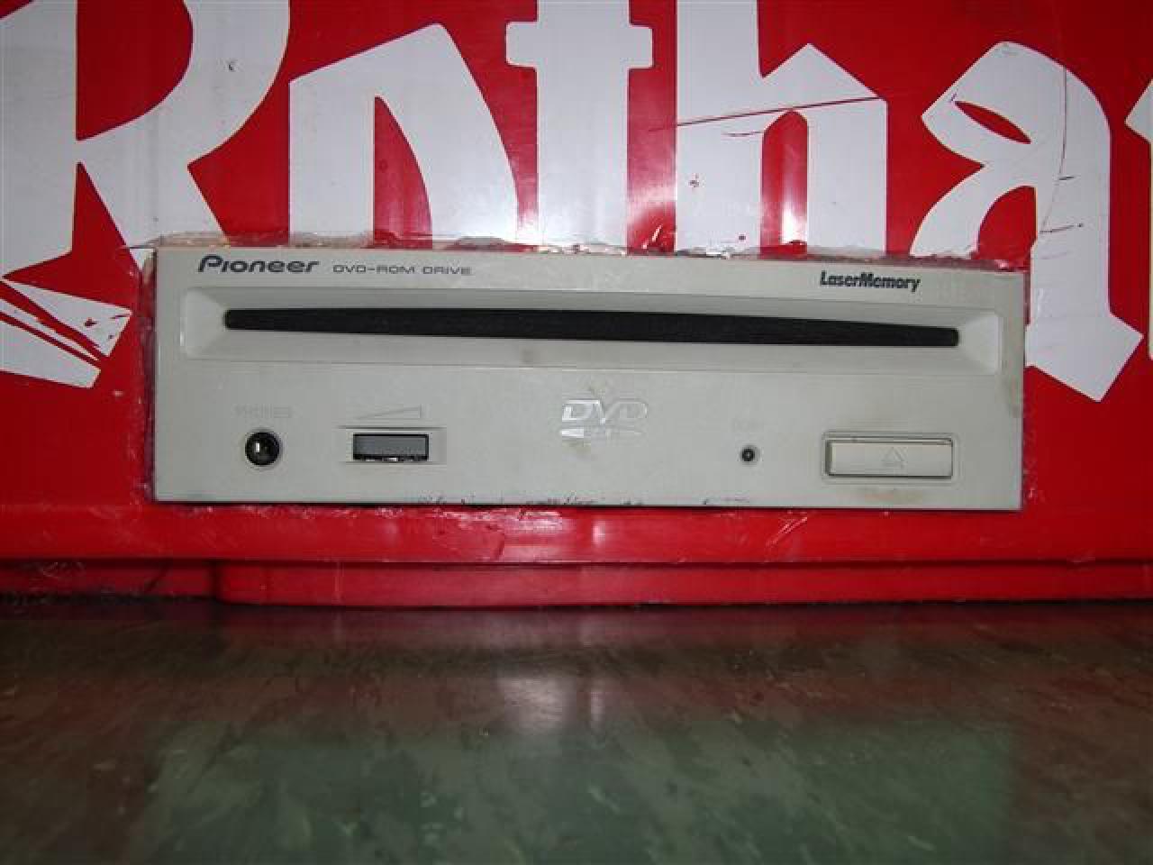 [09/05/2010] Modding-Doppelschlag: Wakü-Casemod in Schwarz-Rot und Retro-Bierkasten-PC (5)