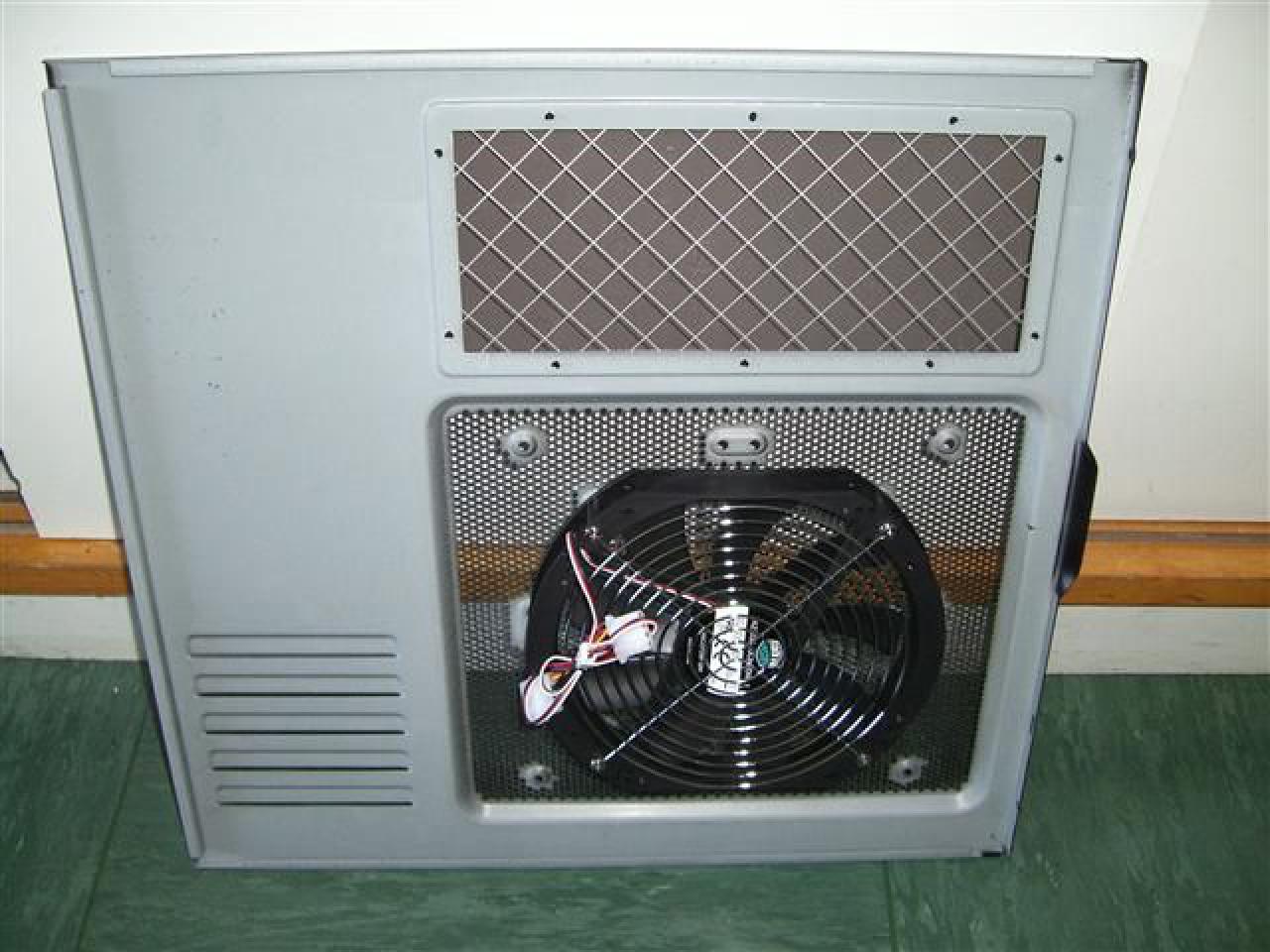 [09/05/2010] Modding-Doppelschlag: Wakü-Casemod in Schwarz-Rot und Retro-Bierkasten-PC (10)