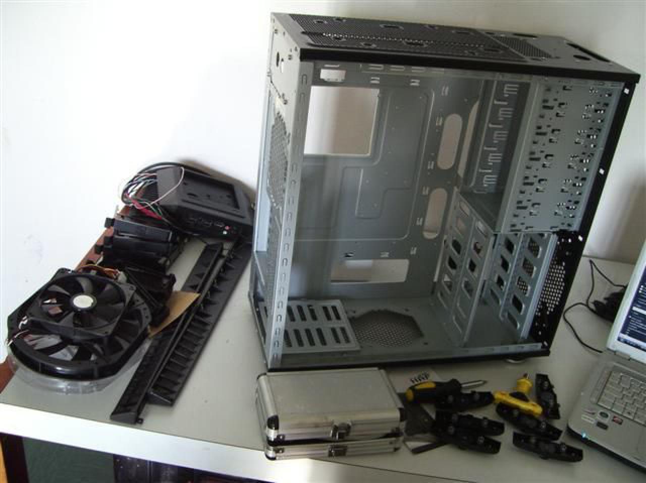 [09/05/2010] Modding-Doppelschlag: Wakü-Casemod in Schwarz-Rot und Retro-Bierkasten-PC (13)
