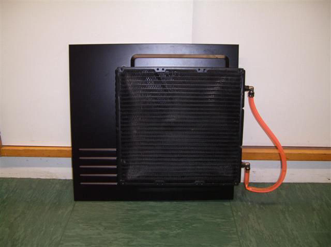 [09/05/2010] Modding-Doppelschlag: Wakü-Casemod in Schwarz-Rot und Retro-Bierkasten-PC (16)