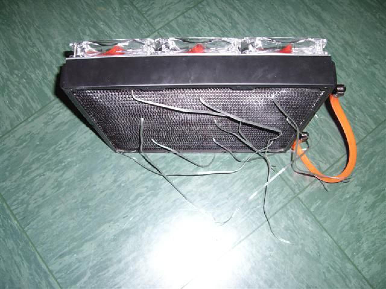 [09/05/2010] Modding-Doppelschlag: Wakü-Casemod in Schwarz-Rot und Retro-Bierkasten-PC (17)