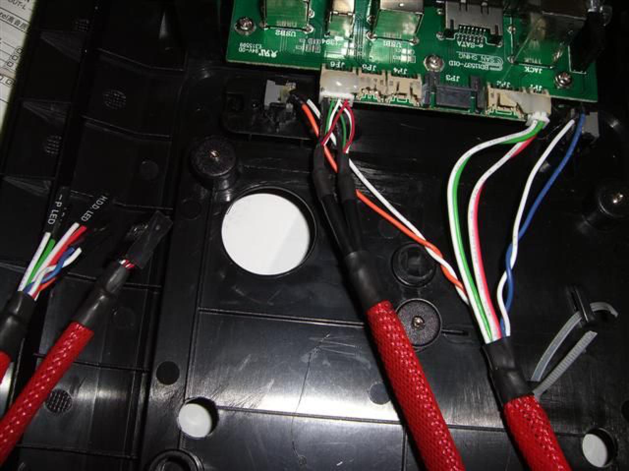 [09/05/2010] Modding-Doppelschlag: Wakü-Casemod in Schwarz-Rot und Retro-Bierkasten-PC (20)