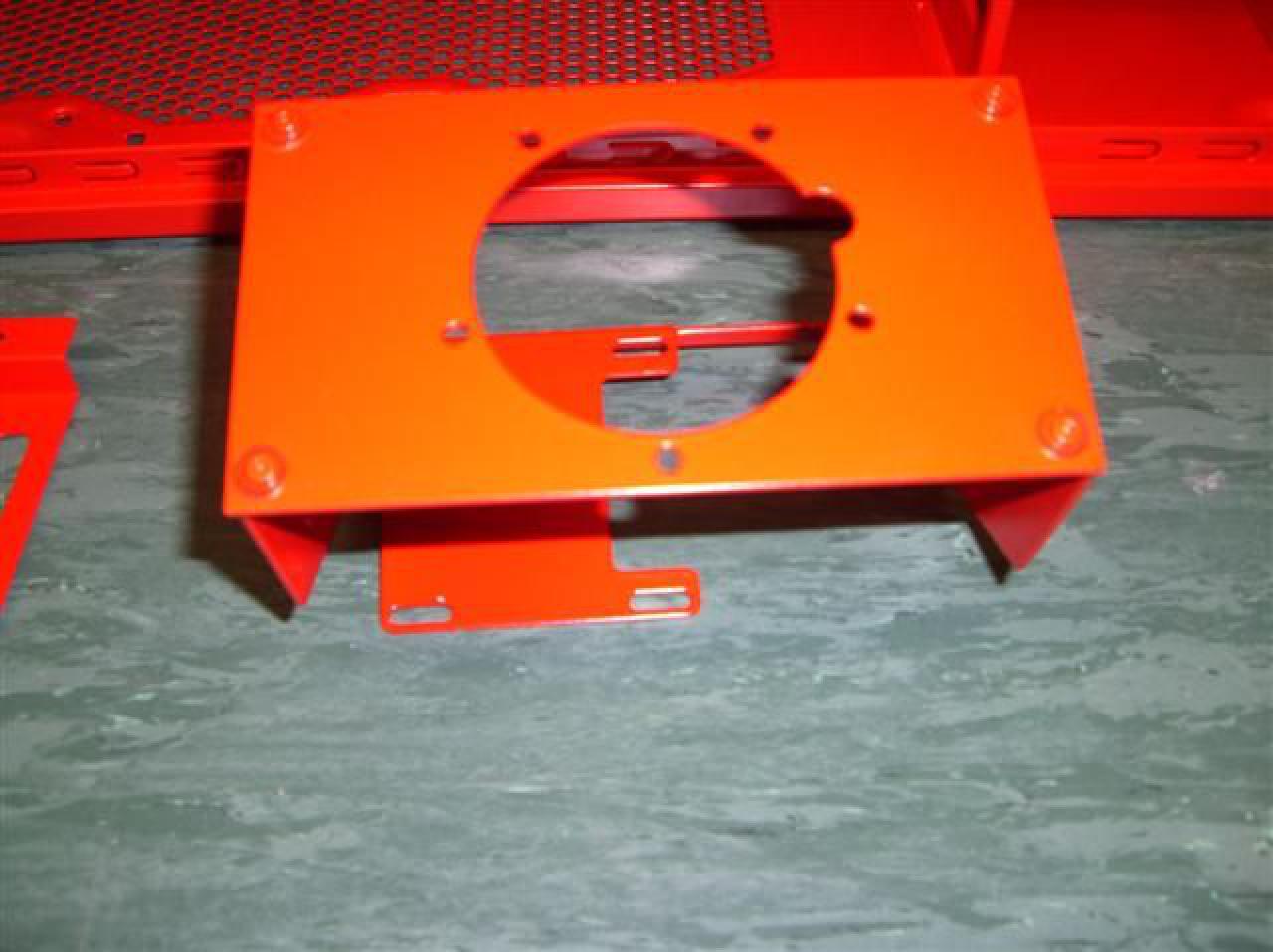 [09/05/2010] Modding-Doppelschlag: Wakü-Casemod in Schwarz-Rot und Retro-Bierkasten-PC (28)