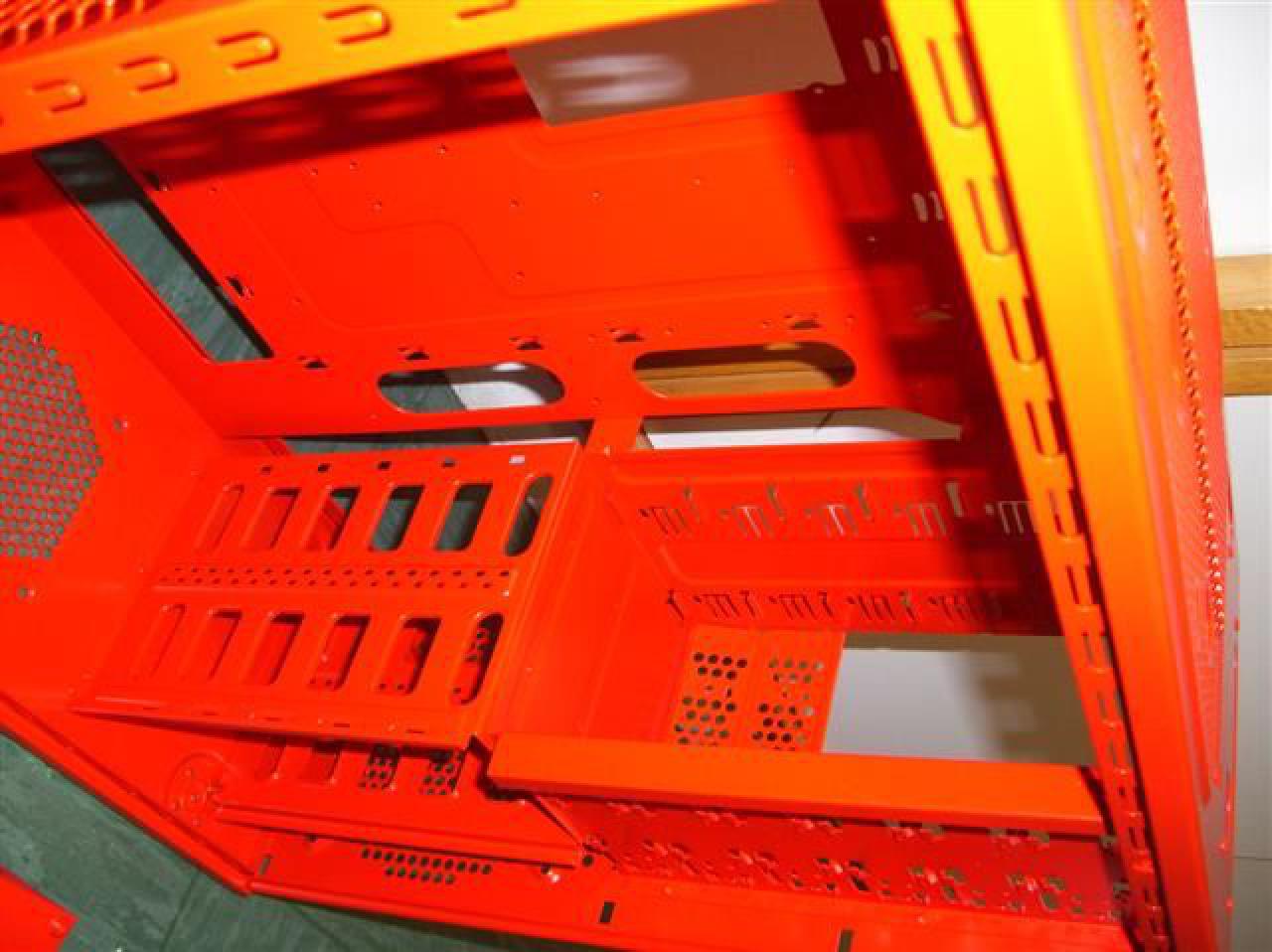 [09/05/2010] Modding-Doppelschlag: Wakü-Casemod in Schwarz-Rot und Retro-Bierkasten-PC (30)