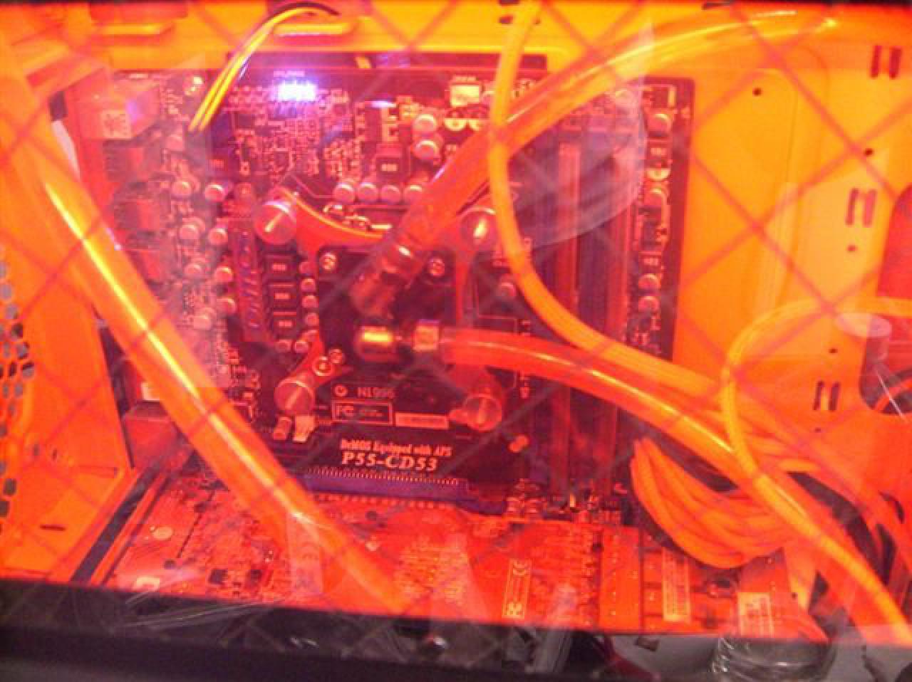 [09/05/2010] Modding-Doppelschlag: Wakü-Casemod in Schwarz-Rot und Retro-Bierkasten-PC (35)