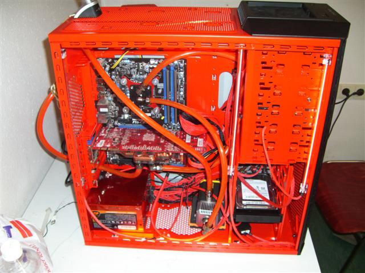 [09/05/2010] Modding-Doppelschlag: Wakü-Casemod in Schwarz-Rot und Retro-Bierkasten-PC (37)