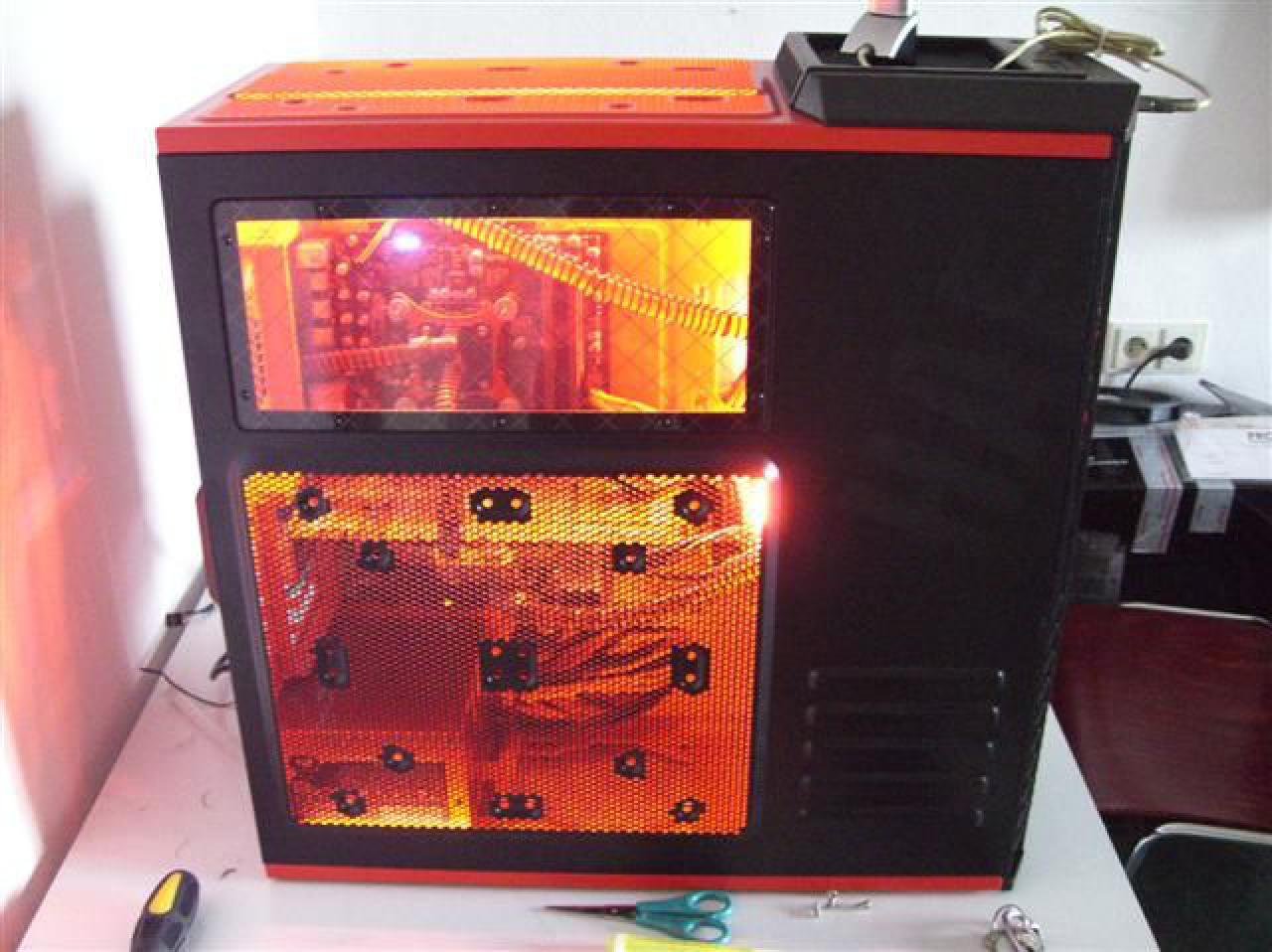[09/05/2010] Modding-Doppelschlag: Wakü-Casemod in Schwarz-Rot und Retro-Bierkasten-PC (41)