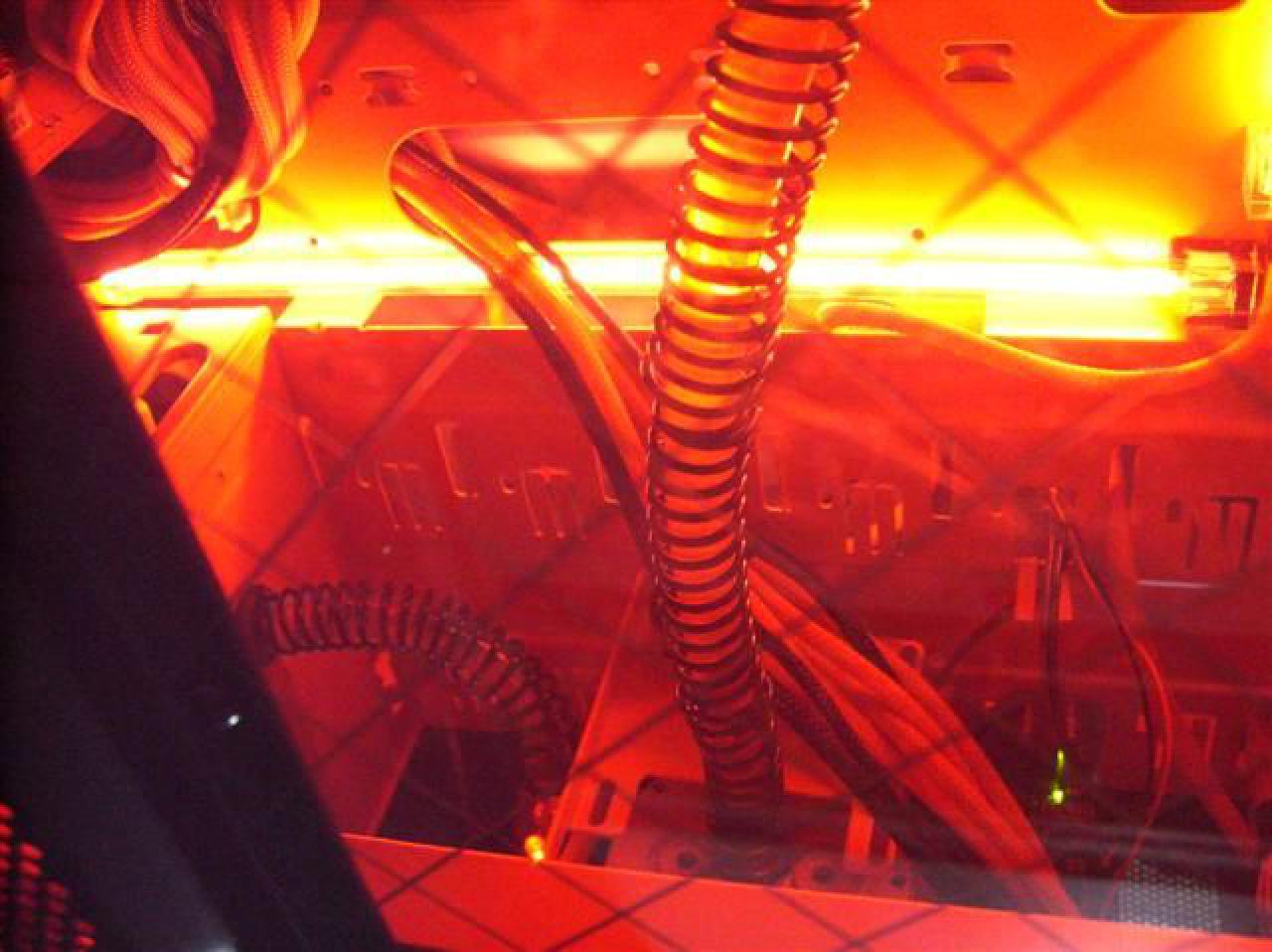 [09/05/2010] Modding-Doppelschlag: Wakü-Casemod in Schwarz-Rot und Retro-Bierkasten-PC (42)