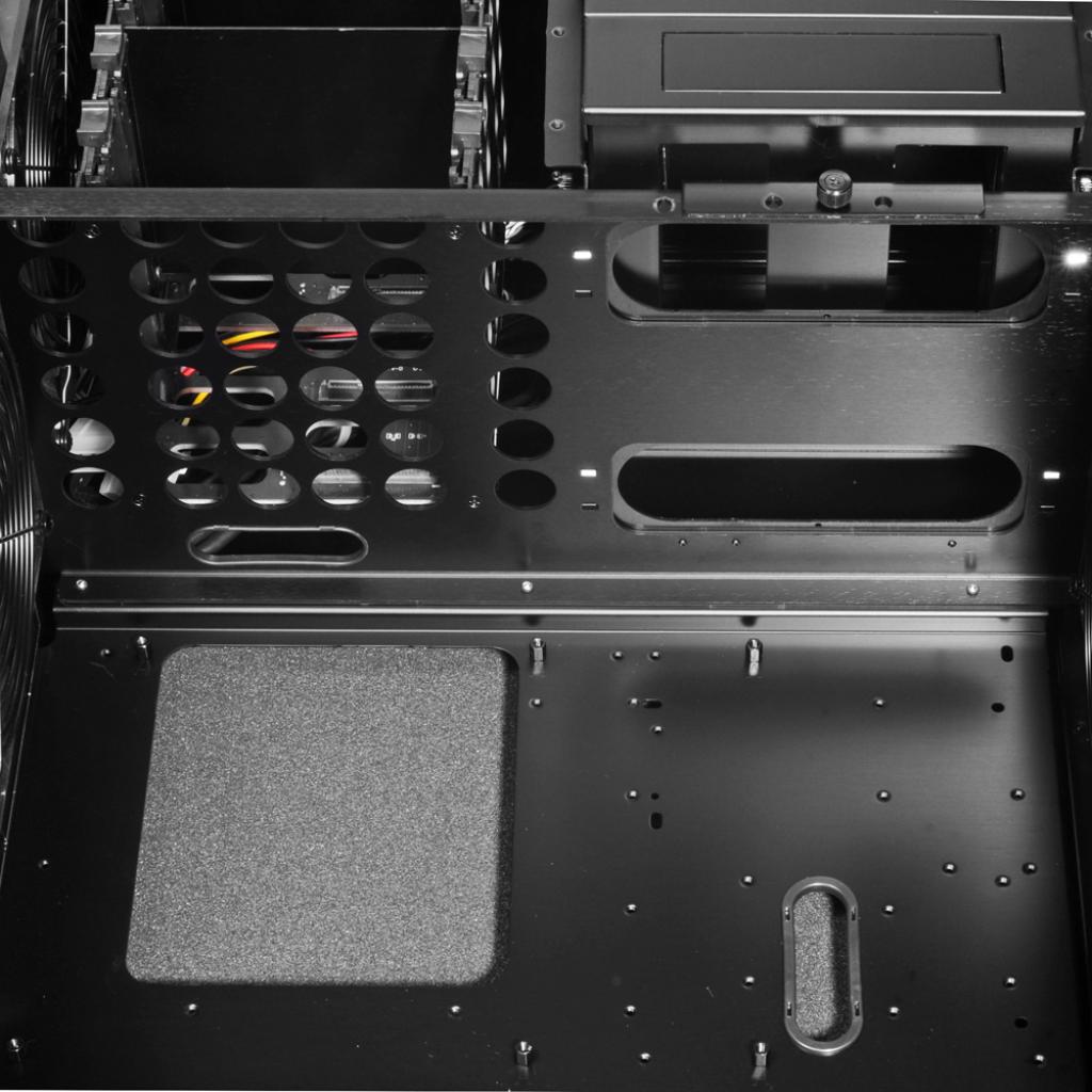 [11/05/2010] Lian-Li PC-X2000F (16)