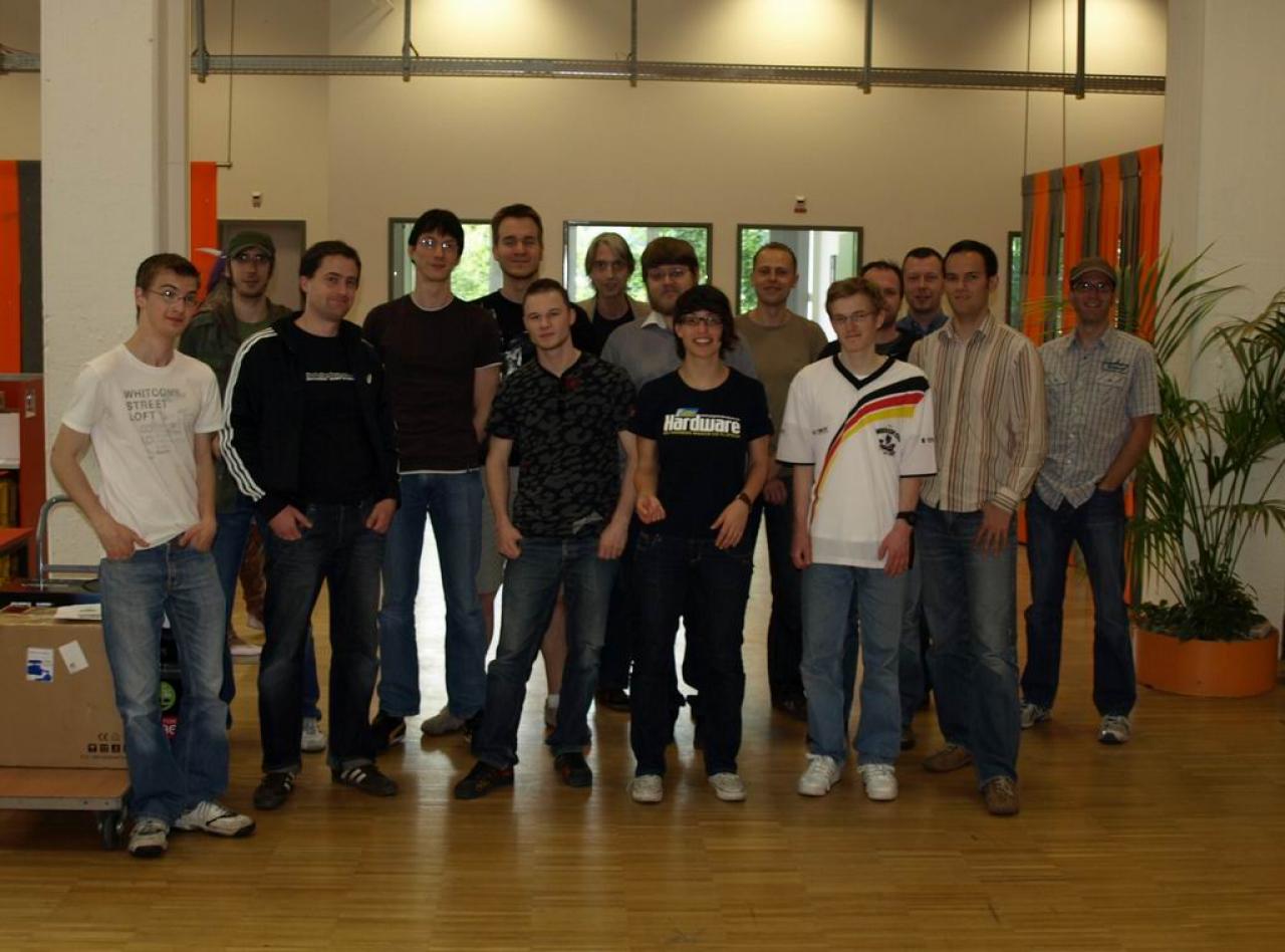 [18/06/2010] Allein unter Männern: Die PC Games Hardware Redaktion mit Dame.