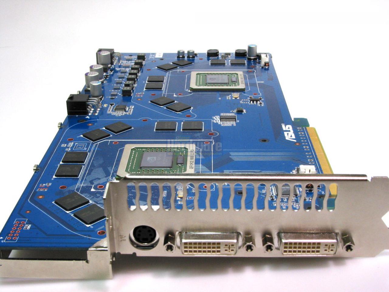 [25/06/2010] Asus hatte bereits früh einen Hang zu einzigartigen Grafikkarten-Projekten. So wie auch dieses doppelte Flottchen: Zwei Geforce 6800 Ultra, die auf einem Board im SLI-Verbund arbeiten, zeigte man als Prototypen zur Cebit 2005.