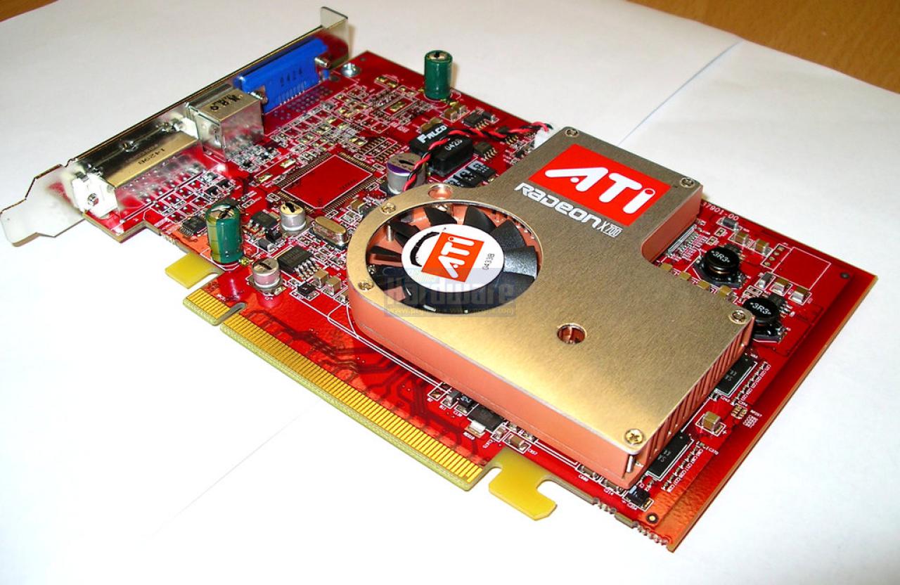 [25/06/2010] Auf den ersten Blick sieht diese Ati Radeon X700 ziemlich unscheinbar aus. Es handelt sich hierbei jedoch um das XT-Modell, welches als am höchsten taktende X700-Variante nie auf den Markt kam, um gegen Nvidias 6600 GT positioniert zu werden. Pikant, denn genau diese 6600 GT wurde von Ati verdächtigt, die Prozess-Richtlinien der 110nm-Fertigung arg zu strapazieren.