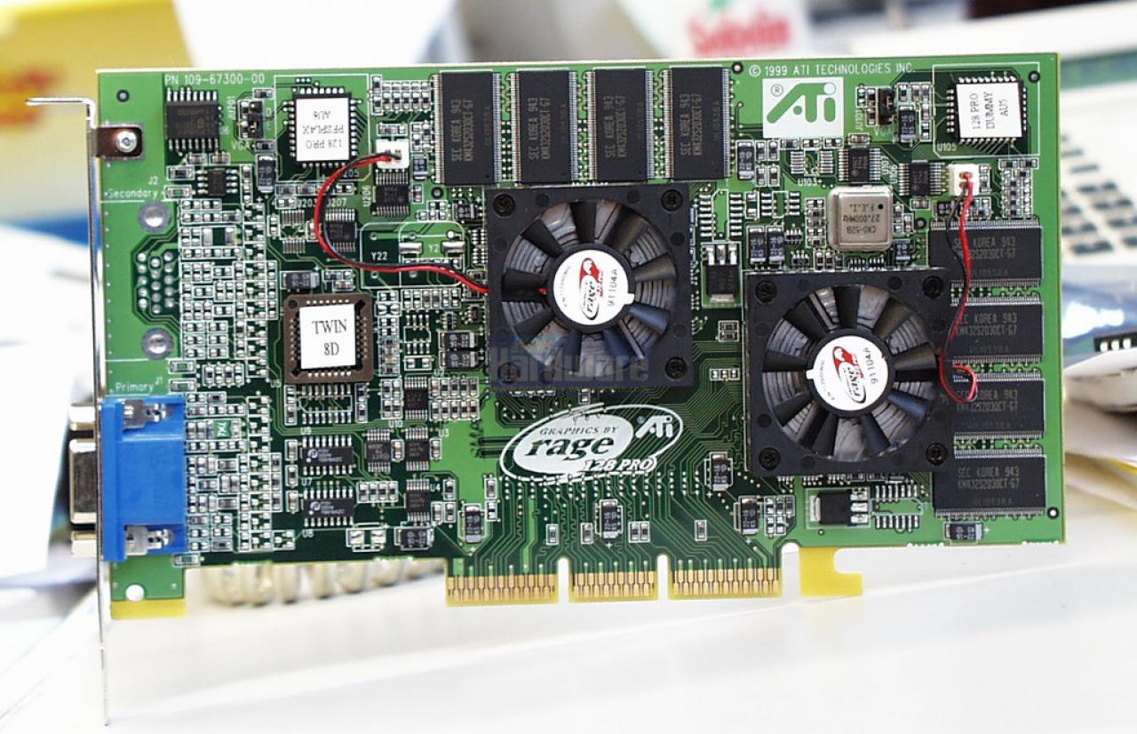 [25/06/2010] Die Ati Rage Fury MAXX - eine der ersten Consumer-Level-Grafikkarten mit zwei identischen, kompletten 2D/3D-Grafikchips, die im Alternate-Frame-Rendering-Modus arbeiteten. Gedacht zur Überbrückung, bis Ati die Radeon gegen Nvidias Geforce stellen konnte, war sie besonders im 32-Bit-Rendering oft flotter als die HTnL-bewehrte Geforce. Dummerweise funktionierte unter dem gerade aufkommenden, modernen Windows 2000 nur ein Grafikchip, sodass der Geschwindigkeitszuwachs lediglich unter dem DOS-basierten Windows 9x zu vermelden war.