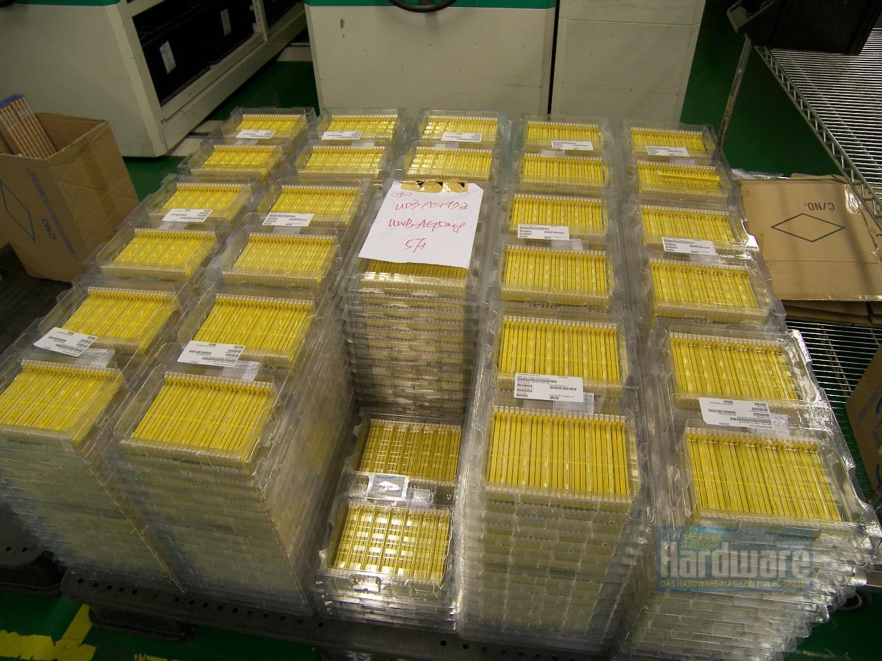 [08/06/2010] Gigabyte-Fabriktour - Komponenten ausgepackt