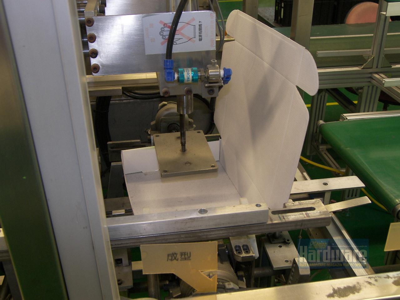 [08/06/2010] Gigabyte-Fabriktour - Packung wird gestanzt 01