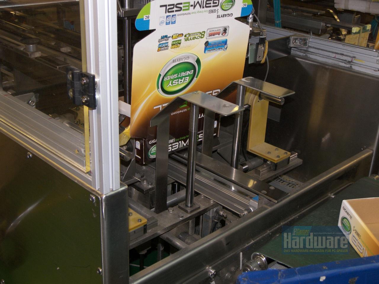 [08/06/2010] Gigabyte-Fabriktour - Packung wird gestanzt 02