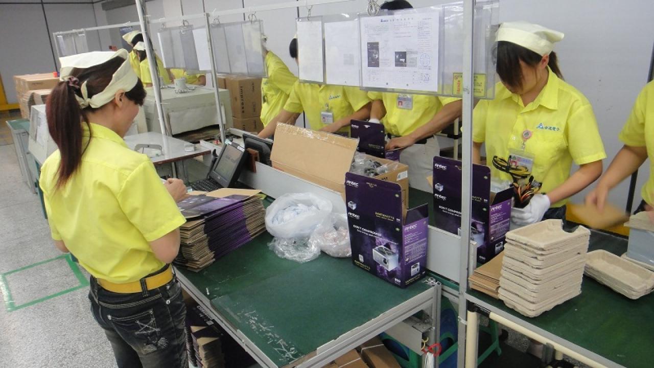 [16/06/2010] ...zum letzten Schritt. Schön verpackt sind die Geräte nun fertig für den Versand.