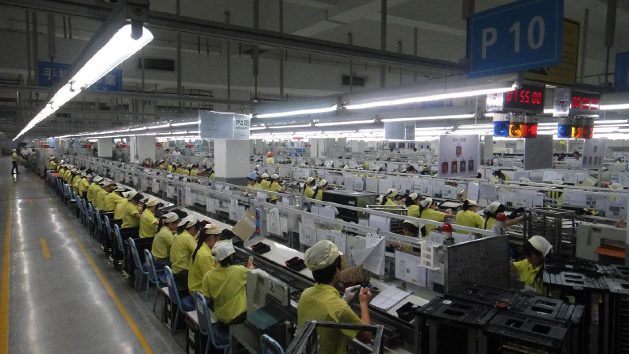 [16/06/2010] Delta produziert 3,2 Millionen Netzteile im Monat, was rund 100.000 Geräten am Tag entspricht. Hinzu kommen Netzteilkomponenten wie Lüfter und Transformatoren, was die monatlich produzierte Gerätestückzahl auf 50 Millionen ansteigen lässt.