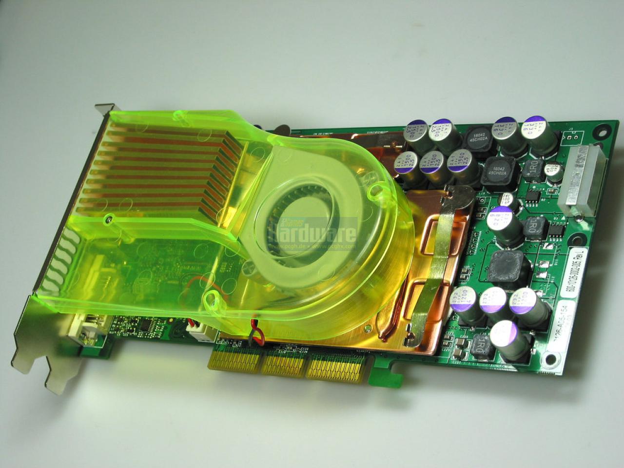 [25/06/2010] In keinem Kuriositäten-Kabinett darf die Geforce FX 5800 Ultra mit ihrem DHE-Kühler fehlen. Ironischerweise beward Nvidia den NV30 noch mit einer 