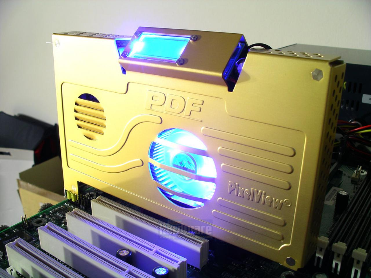 [25/06/2010] Die hierzulande schon fast in Vergessenheit geratene Firma Prolink bot spassige Geforce-Karten wie diese FX 5700 an. Einen blau leuchtenden Lüfter haben zwar auch heute noch viele Modelle, aber ein eigenes Display, welches zum Beispiel die Chiptemperatur direkt anzeigte, haben nur die wenigsten.