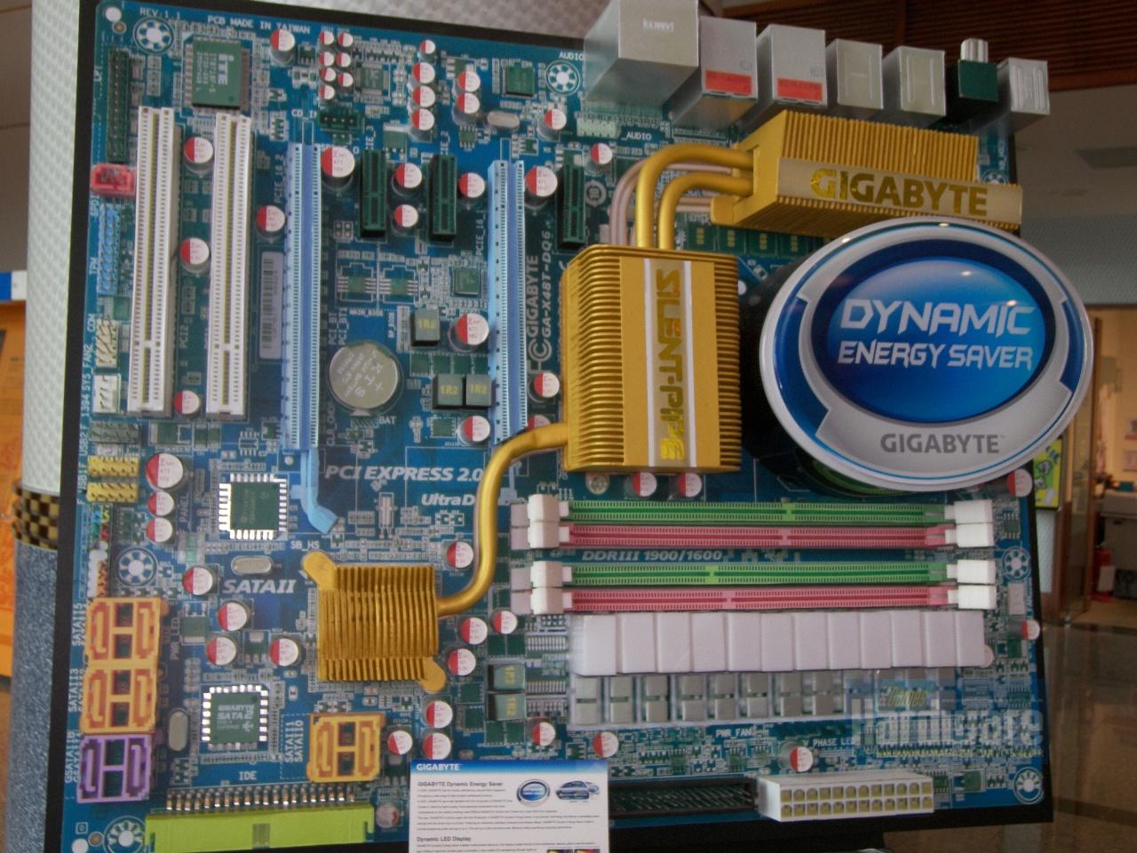 [08/06/2010] Riesen-Mainboard im Empfangsbereich der Fabrik