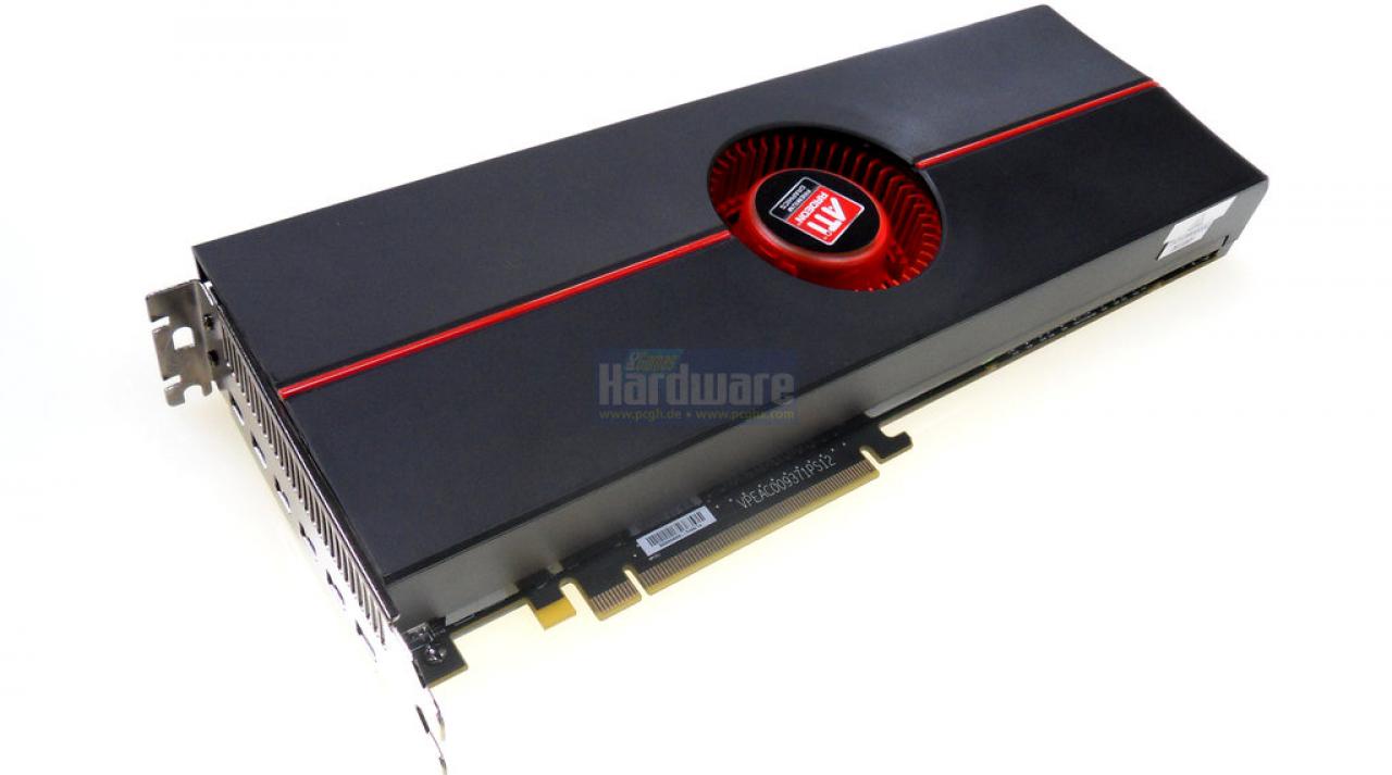 [25/06/2010] Einen Längenrekord dürfte XFX' HD 5970 in der Black-Edition aufstellen. Aber wenigstens passte die Optik ins restliche HD-5000-Line-Up: Der Radiallüfter der Eyefinity-6-Karte saß mittig zwischen den beiden HD-5870-GPUs mit je zwei Gigabyte Videospeicher.
