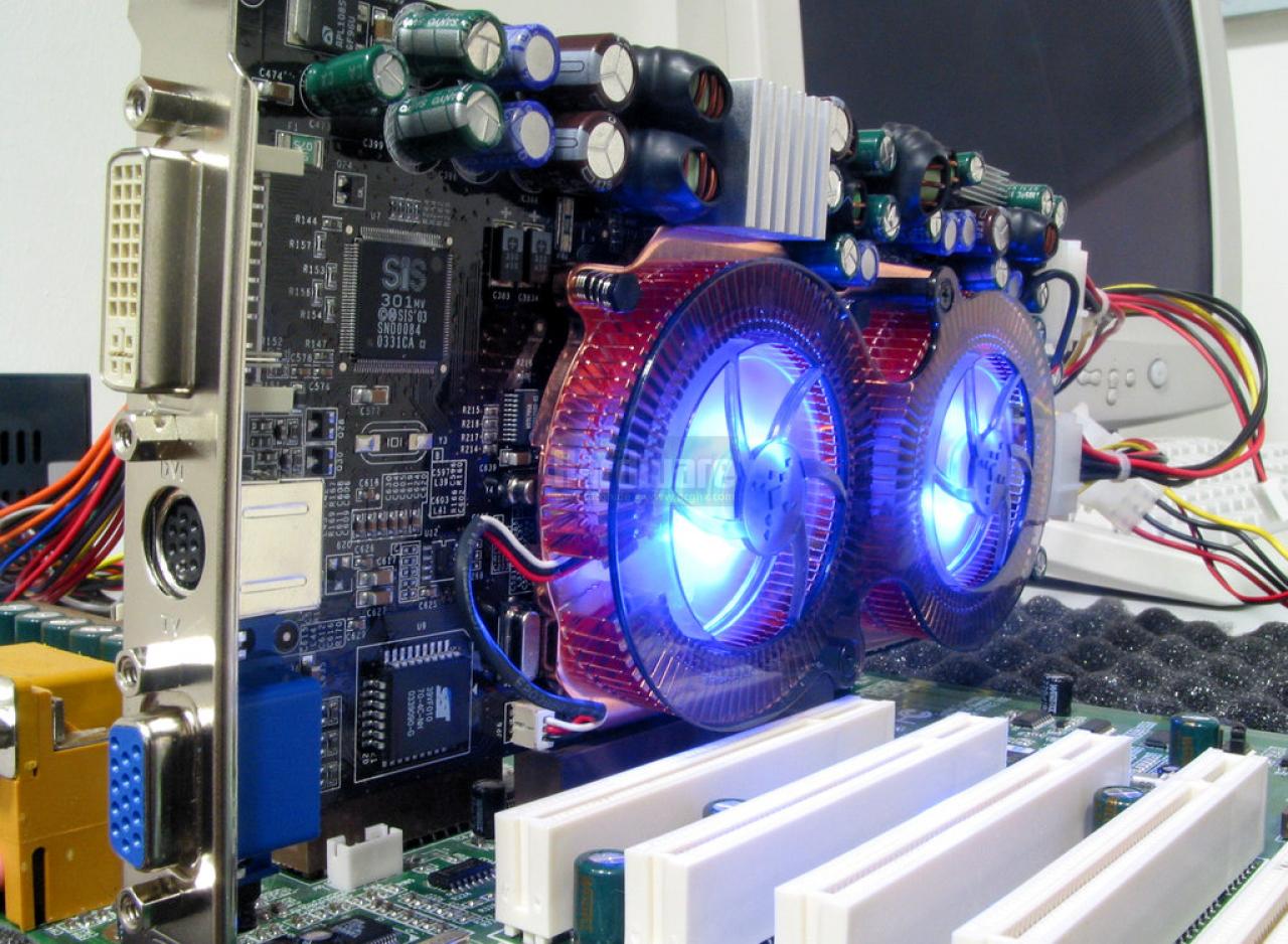 [25/06/2010] XGI, der selbsternannte Marktführer, spätestens 2005, brachte merkwürdige, aber durchaus hübsche Grafikkarten heraus. Hier sehen Sie die Volari V8 Duo mit zwei Chips und einem enorm schweren Kupferkühler (ok, DAS erkennt man nicht sooo gut)...