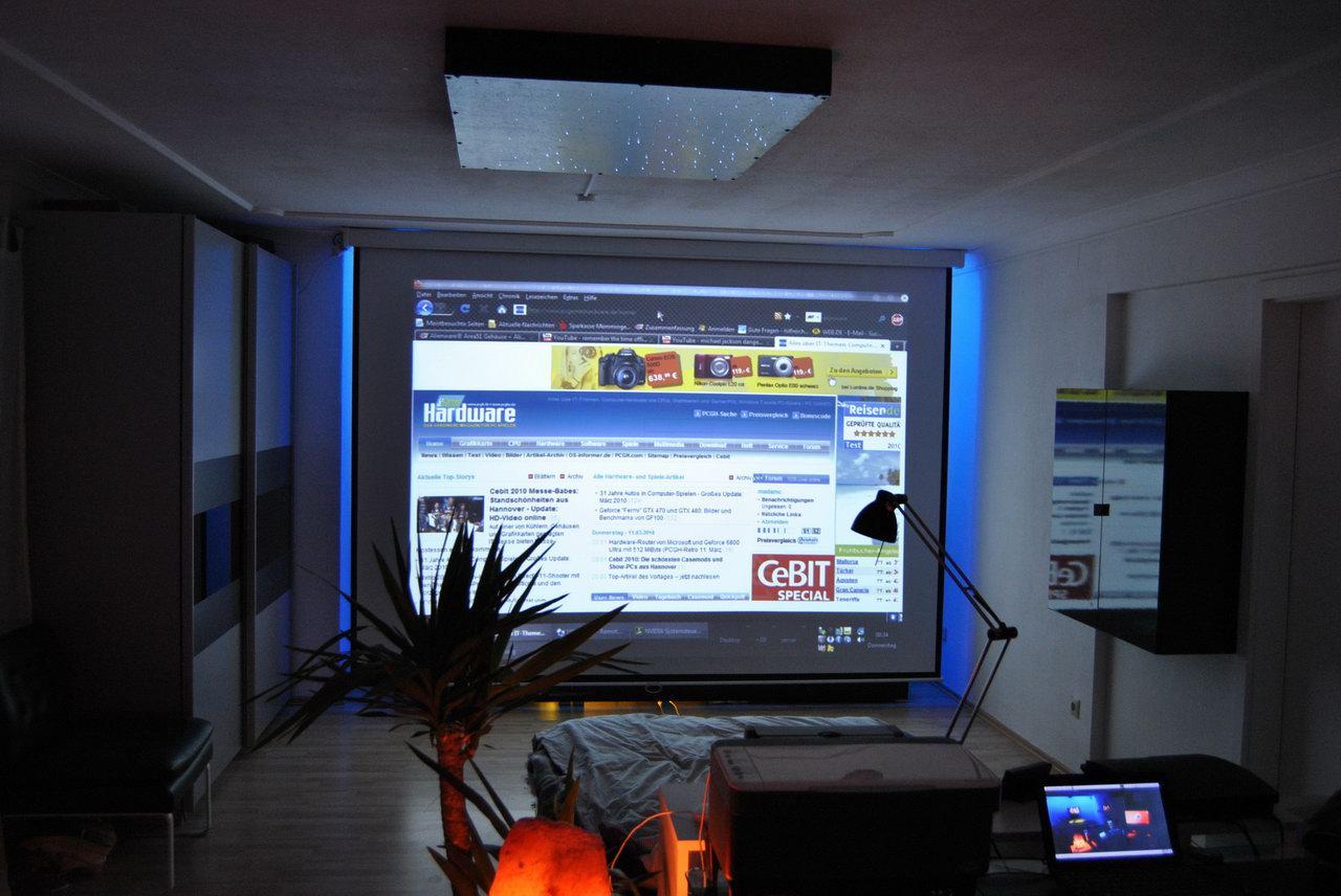 [14/07/2010] PC mit ausgefahrener Beamerleinwand by madamc (2)