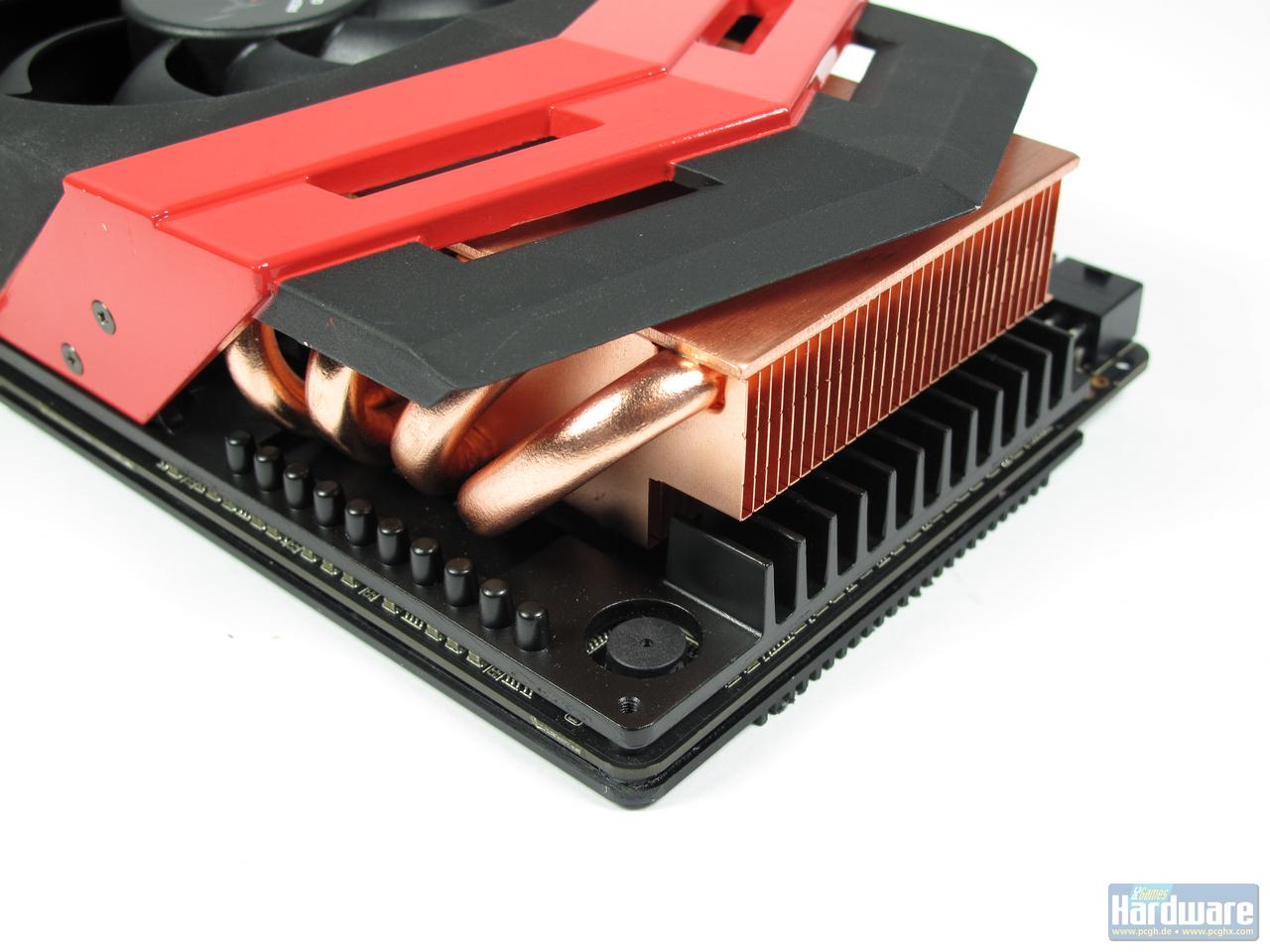 [07/07/2010] Asus Ares #2: Um die Mega-Hardware zu kühlen setzt der Hersteller auf kiloweise Kupfer und Metallplatten nebst Axialbelüftung.