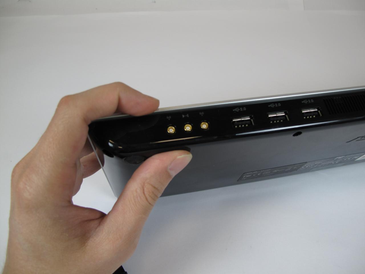 [07/07/2010] Asus Eee Keyboard PC - im Bild sehen Sie die drei Anschlüsse für HDMI-Übertragung und WLAN.