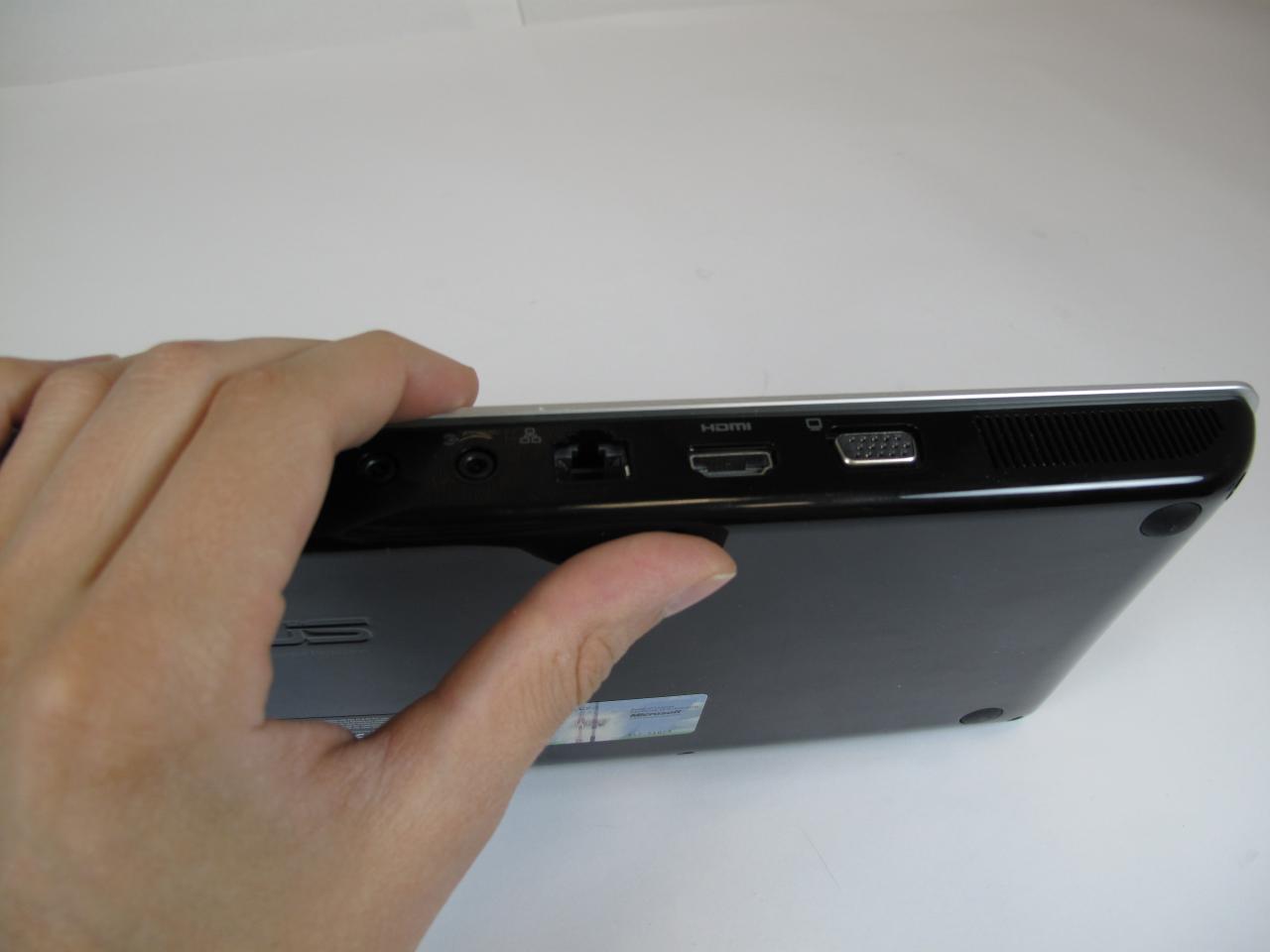 [07/07/2010] Asus Eee Keyboard PC - neben einem HDMI-Ausgang gibt es auch einen herkömmlichen VGA-Anschluss.