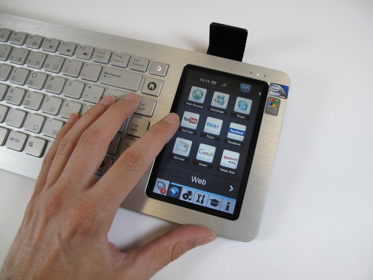 [07/07/2010] Asus Eee Keyboard PC - unten im Screen sehen Sie die verschiedenen Widget-Ordner.