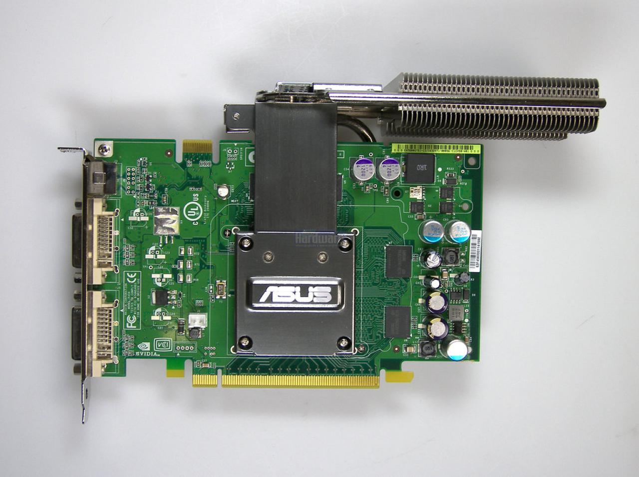[01/07/2010] Passivkühlung etwas anders. Da die Geforce 7600 GT etwas zu warm für einen kleinen Passivkühler wurde, musste man bei dieser Asus-Grafikkarte die Schwinge in den Luftstrom des CPU-Lüfters drehen. Hat gut funktioniert, wenn es passte.