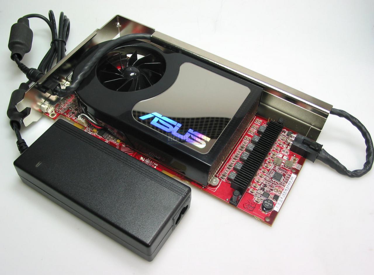 [01/07/2010] Asus kann's auch für die Radeon: Der übertakteten X1800 XT lag neben dem Netzteil (wie der dualen 7800 GT in dieser Galerie) auch ein (klappriges) Gamepad bei.