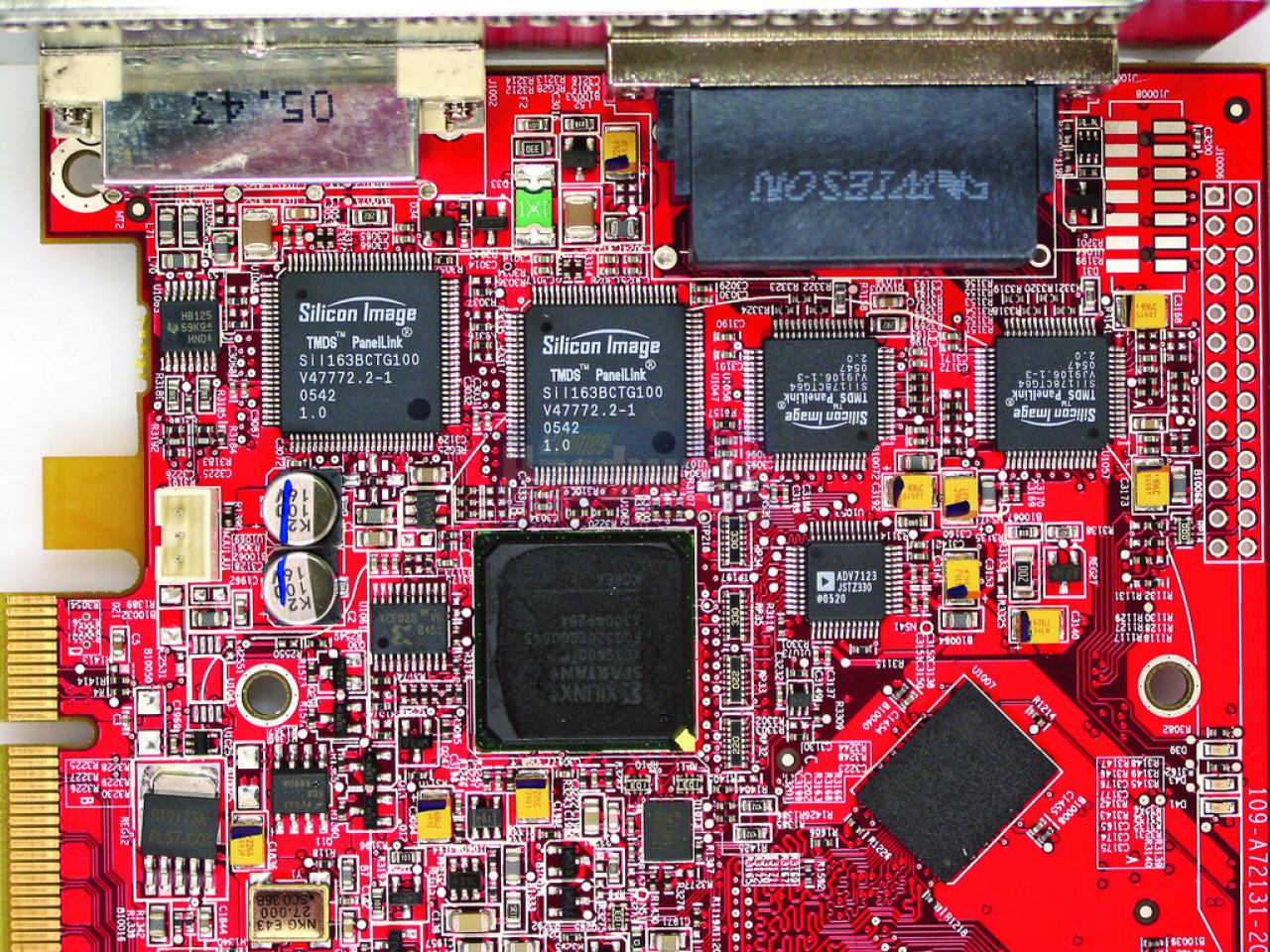 [01/07/2010] Ati im Zugzwang: Die SLI-Vorstellung von Nvidia zwang die ganz offensichtlich überraschten Kanadier mehrere Jahre zu Lösungen mit etlichen Extra-Chips auf der Platine und externen Kabelverbindern. Erst die HD-2000-Reihe integrierte Crossfire vollständig auf dem Chip.