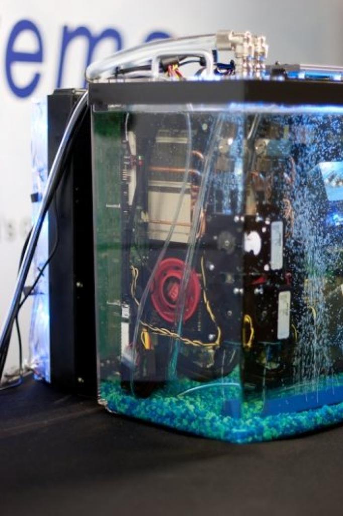 [31/07/2010] Öl-Kühlung: Puget Systems präsentiert Aquarium PC V3 (3)