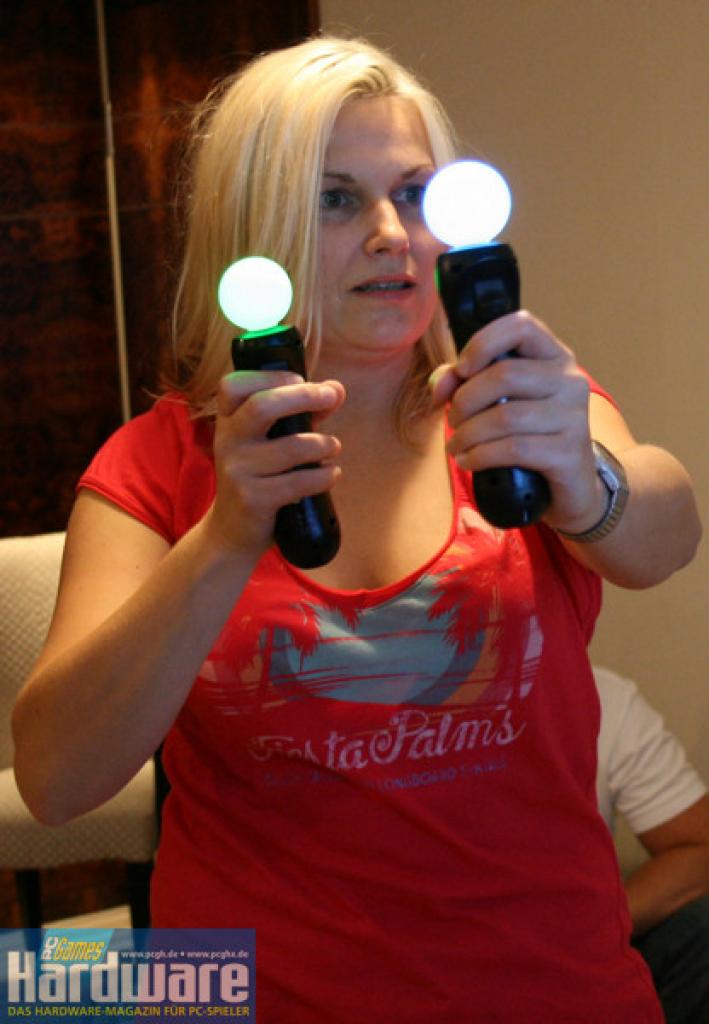 [08/07/2010] Playstation Move in Aktion - einige Spiele unterstützen auch zwei Controller.