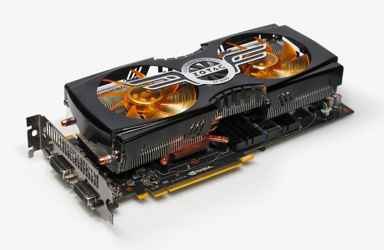 [29/07/2010] Zotac Geforce GTX 480 AMP: Die beste Fermi-Karte am Markt nutzt einen wuchtigen Zalman-Kühler und behebt damit gleich zwei Probleme. Die AMP ist viel viel leiser als das Referenzdesign und aufgrund niedriger Temperaturen auch noch sparsamer. Denn der GF100 verhält sich in Sachen Leckströme sehr ungewöhnlich.