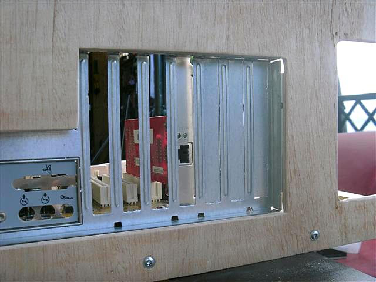 [11/07/2010] Casecon-Tagebuch: Ein Holz-Gehäuse in Schwarz-Weiß entsteht (2)