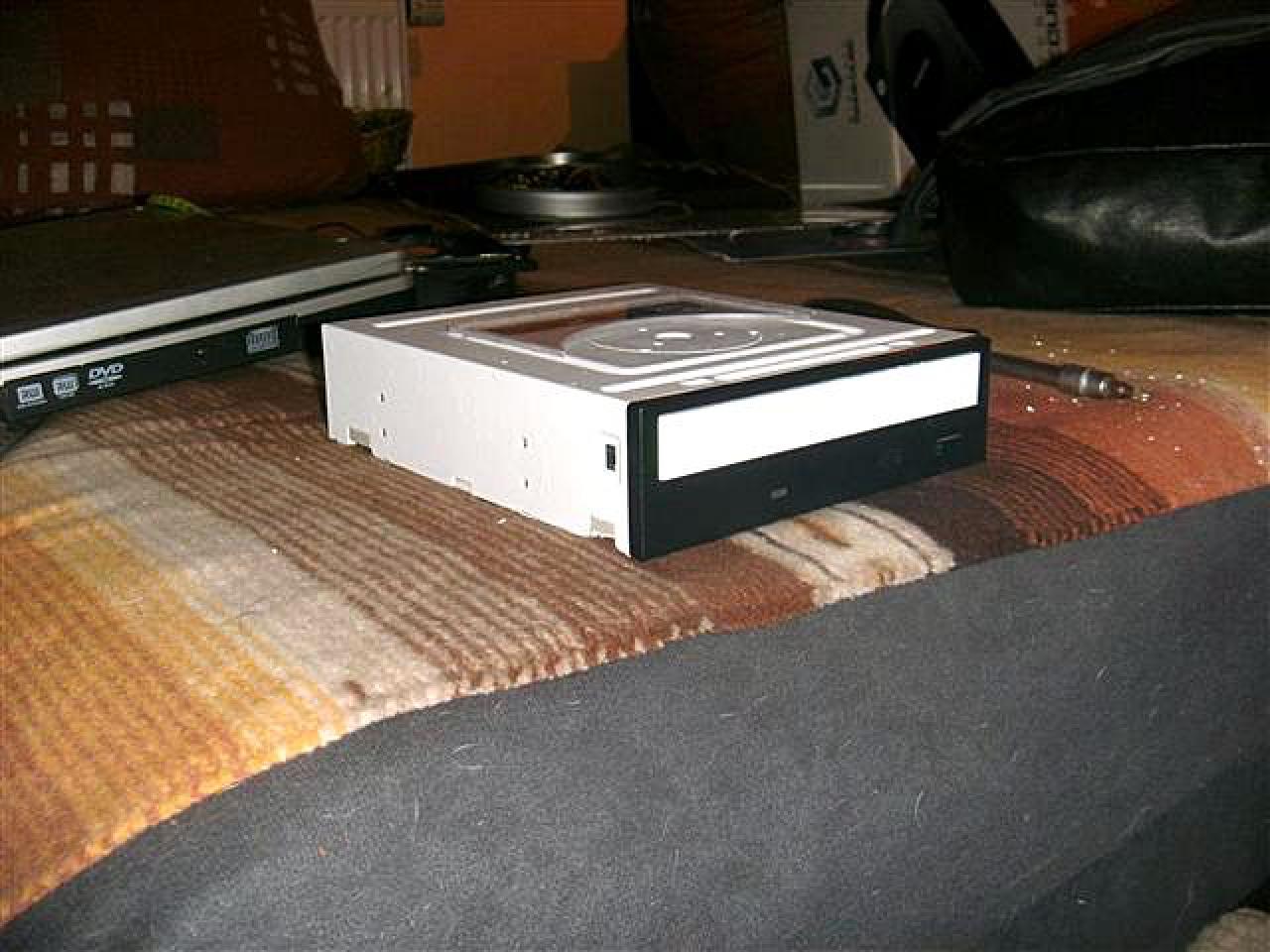 [11/07/2010] Casecon-Tagebuch: Ein Holz-Gehäuse in Schwarz-Weiß entsteht (27)
