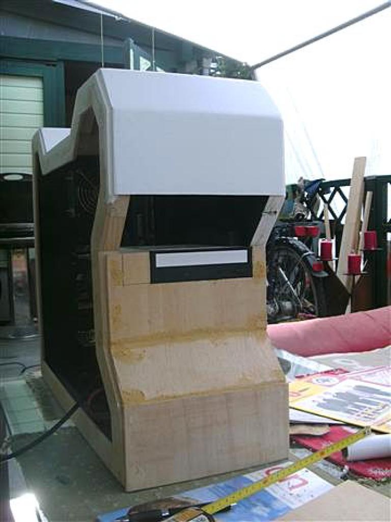 [11/07/2010] Casecon-Tagebuch: Ein Holz-Gehäuse in Schwarz-Weiß entsteht (31)