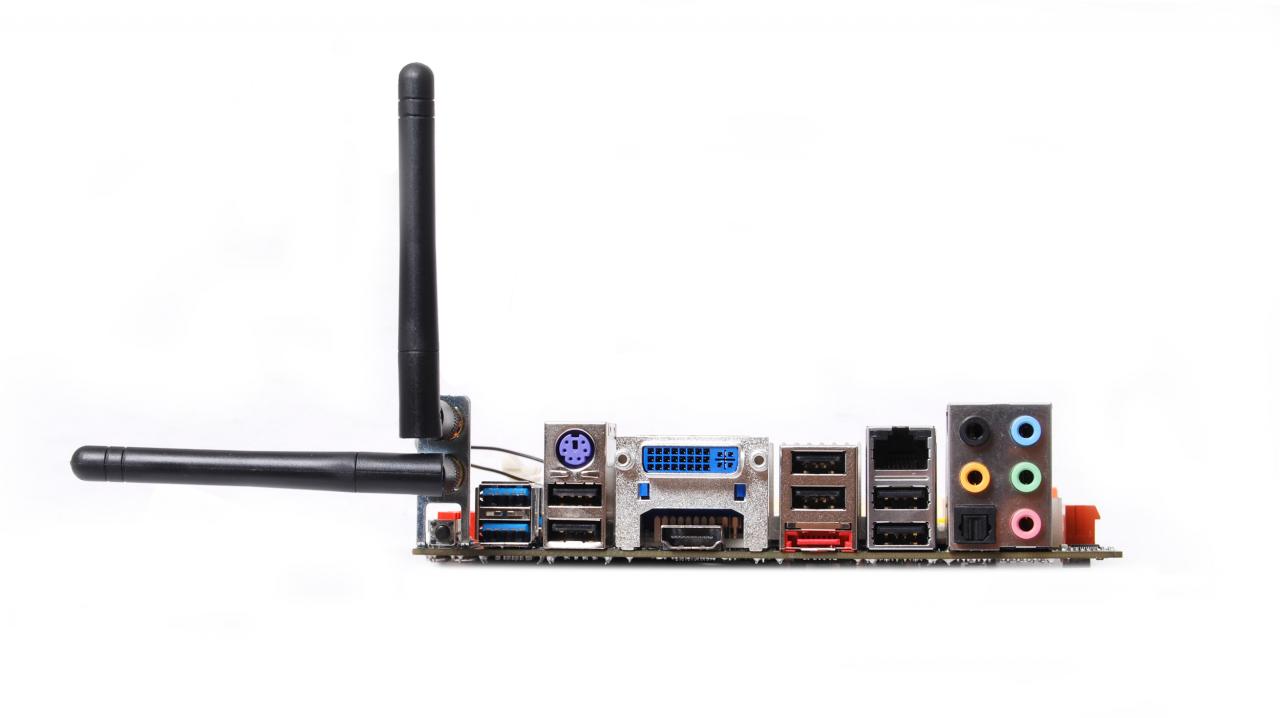 [10/08/2010] Zotac H55-ITX Wifi (4)
