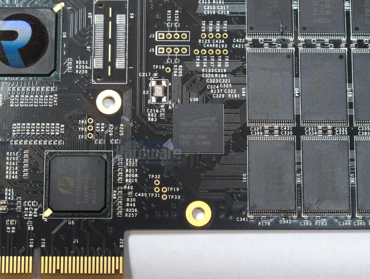 [30/08/2010] OCZ Revodrive: SSD-RAID auf einer PCI-Express-x4-Karte - zwei Sandforce-1200-Controller (davon einer im Bild) werden über einen SIlicon Image-Chip zum RAID-Verbund geschaltet