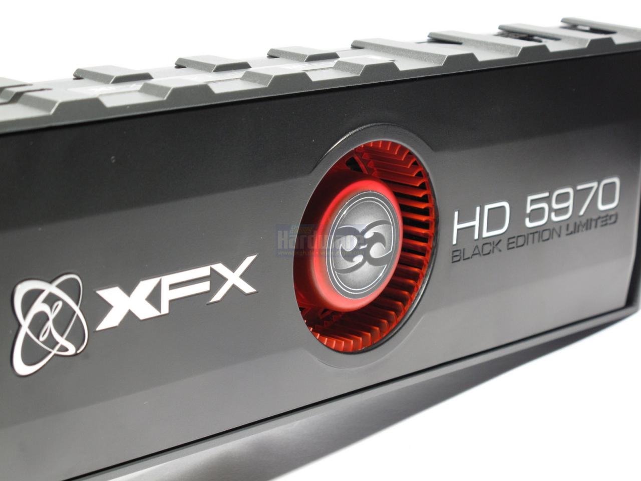 [30/08/2010] Xfx HD 5970 Black Edition Limited: Der Axiallüfter sitzt in der Mitte der Platine, zwischen den beiden GPUs.