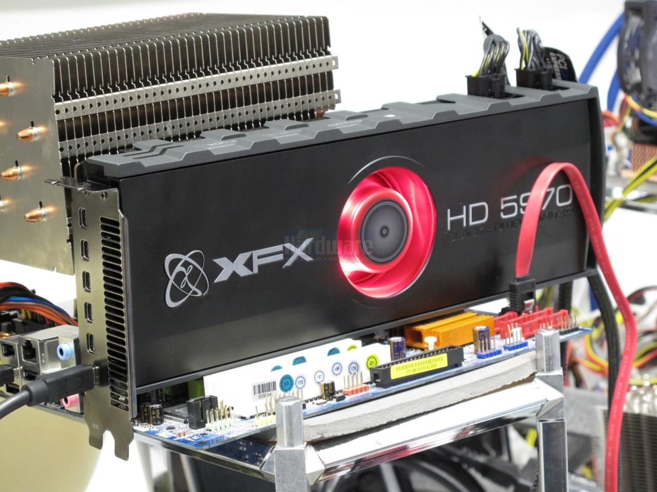 [30/08/2010] Crossfire @ Solokarte: AMD und seine Partner bieten auch Grafikkarten an, die werkseitig mit zwei GPUs unter einer Haube rechnen. Zu nennen sind hier die Radeon HD 6990 und bald auch die HD 7990. Im Bild: die XFX HD 5970 Black Edition Limited, ein Hochleistungsdesign der HD 5970.